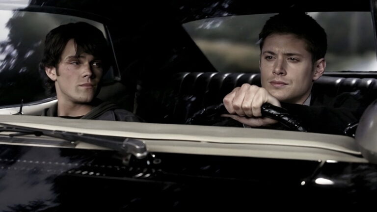 Сэм и Дин Винчестеры едут в автомобиле в кадре из сериала «Сверхъестественное»